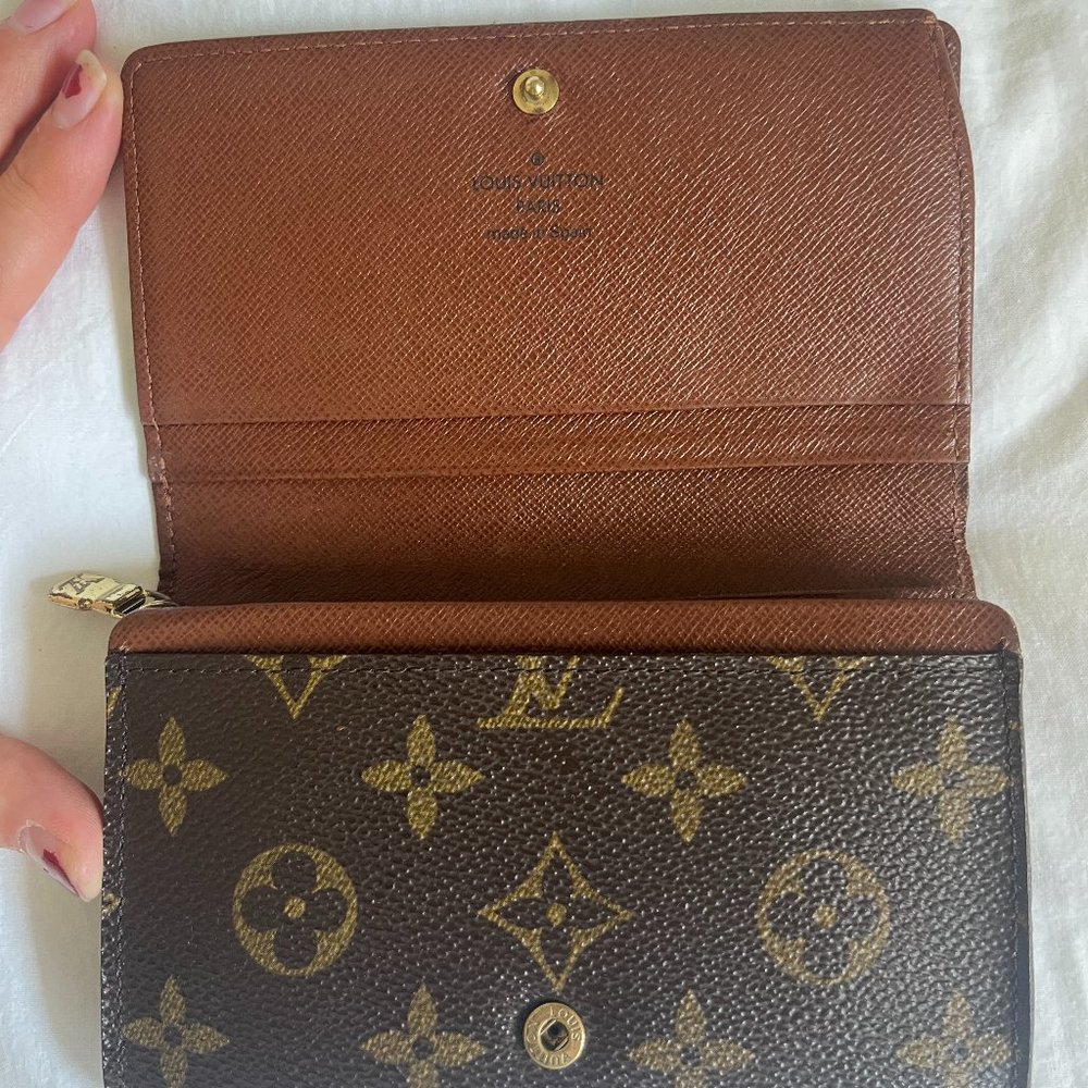 Authentic 2002 Louis Vuitton Monogram Wallet - Picture 2 of 13